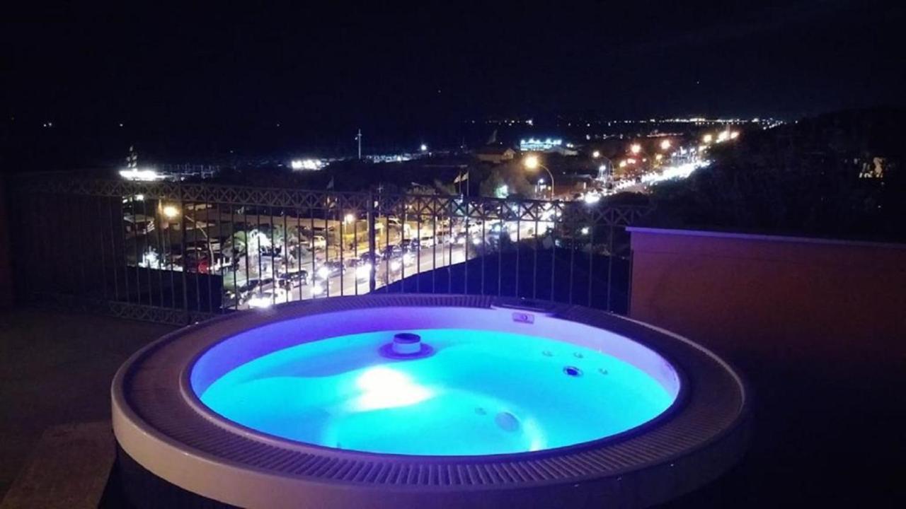 Arianna Hotel มารินา ดิ เปียตราซันตา ภายนอก รูปภาพ