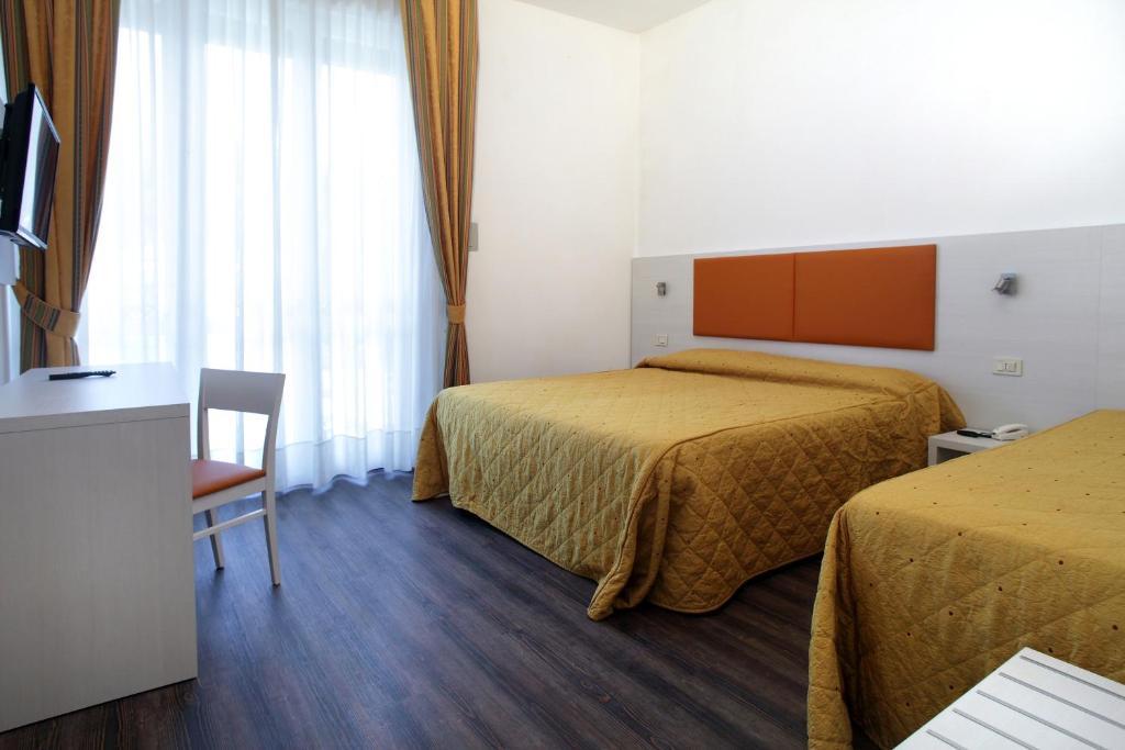 Arianna Hotel มารินา ดิ เปียตราซันตา ภายนอก รูปภาพ